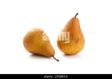 Zwei reife saftige Birnenfrüchte mit weichem Schatten isoliert auf weißem Hintergrund mit Schnittpfad. Stockfoto