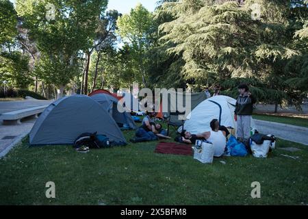 Pro-palästinensische Studenten lagern mit Zelten auf dem Campus der Complutense University, um ihre Solidarität mit Gaza als pro-palästinensische Demonstrationen zu zeigen Stockfoto