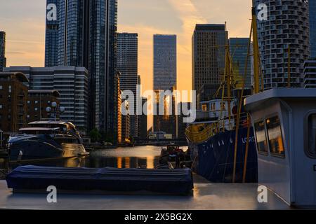 Sonnenuntergang über South Dock, Canary Wharf, London, Großbritannien. Mai 2024 Stockfoto