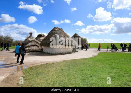 Salisbury, England – 30. März 2024: Nachbildung neolithischer Häuser im Visitor Center of Stonehenge in Salisbury, England Stockfoto