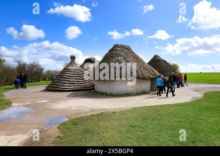 Salisbury, England – 30. März 2024: Nachbildung neolithischer Häuser im Visitor Center of Stonehenge in Salisbury, England Stockfoto