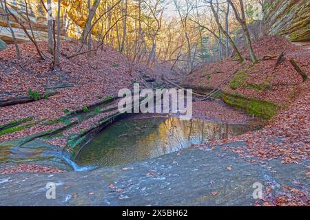 Morning Shadows im späten Herbst in einem abgeschiedenen Canyon im LaSalle Canyon im Starved Rock State Park in Illinois Stockfoto