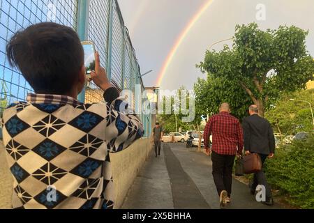 Teheran, Iran. Mai 2024. Ein Junge macht ein Foto von einem Regenbogen in der Innenstadt von Teheran. (Kreditbild: © Rouzbeh Fouladi/ZUMA Press Wire) NUR REDAKTIONELLE VERWENDUNG! Nicht für kommerzielle ZWECKE! Stockfoto