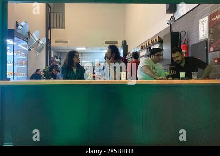 Teheran, Iran. Mai 2024. Iraner sitzen im Maan Café in der Innenstadt von Teheran. (Kreditbild: © Rouzbeh Fouladi/ZUMA Press Wire) NUR REDAKTIONELLE VERWENDUNG! Nicht für kommerzielle ZWECKE! Stockfoto