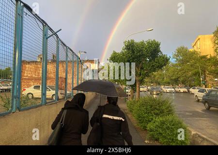 Teheran, Iran. Mai 2024. Zwei iranische Frauen laufen unter einem Regenbogen in der Innenstadt von Teheran. (Kreditbild: © Rouzbeh Fouladi/ZUMA Press Wire) NUR REDAKTIONELLE VERWENDUNG! Nicht für kommerzielle ZWECKE! Stockfoto