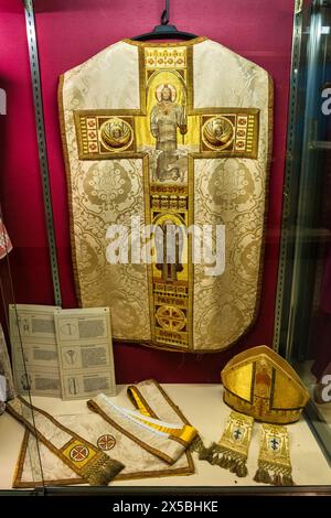 Liturgische Gewänder (Chasuble, Mitra) im Mosaikmuseum in der Kathedrale von St. Louis in St. Louis, Missouri, USA. Stockfoto
