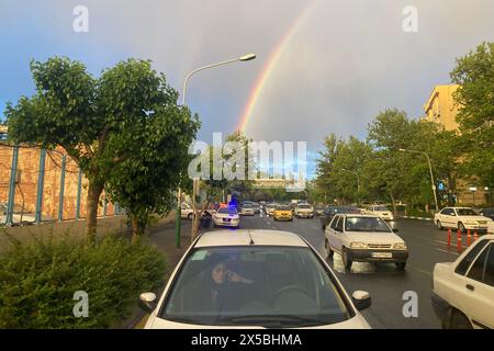 Teheran, Iran. Mai 2024. Fahrzeuge fahren unter einem Regenbogen in der Innenstadt von Teheran. (Kreditbild: © Rouzbeh Fouladi/ZUMA Press Wire) NUR REDAKTIONELLE VERWENDUNG! Nicht für kommerzielle ZWECKE! Stockfoto