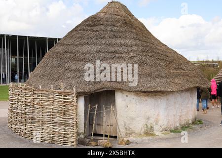 Salisbury, England – 30. März 2024: Nachbildung neolithischer Häuser im Visitor Center of Stonehenge in Salisbury, England Stockfoto