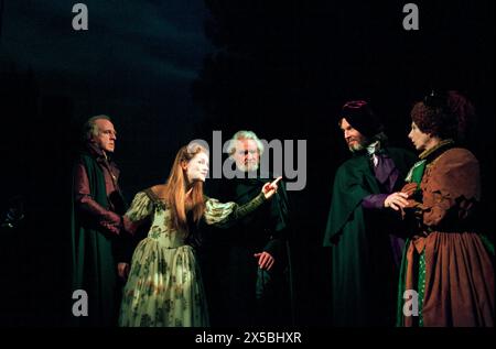 Von der 2. Links: Isabelle Huppert (Mary Stuart), Patrick Godfrey (Paulet), Tim Pigott-Smith (Leicester), Anna Massey (Königin Elizabeth I) in MARY STUART von Friedrich Schiller im Lyttelton Theatre, National Theatre (NT), London SE1 21/03/1996 Übersetzung: Jeremy Sams Design: William Dudley Beleuchtung: David Hersey Fights: William Hobbs Bewegung: Jane Gibson Regisseur: Howard Davies Stockfoto