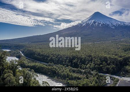 Der schneebedeckte Vulkan Osorno erhebt sich hoch über dem Fluss Rio Petrohue, Anfang Frühling, Chile Stockfoto