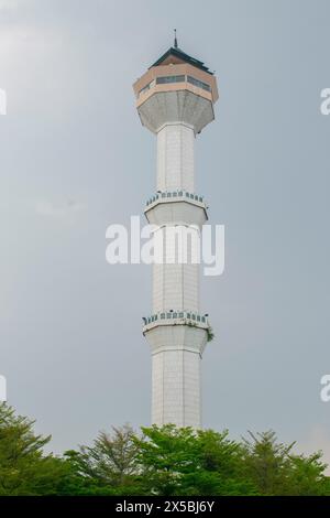 Der Turm oder das Minarett der Großen Moschee von Bandung (Masjid Raya Bandung) in der Hauptstadt Bandung. Stockfoto