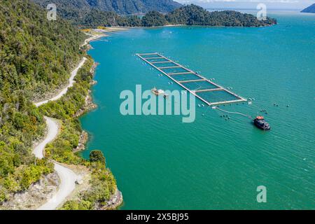 Luftaufnahme der Lachsfarm im Reloncavi-Fjord südöstlich von Puerto Montt, Chile Stockfoto