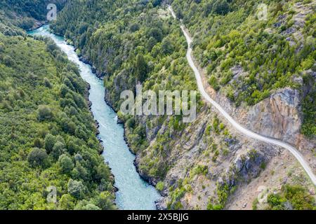 Futaleufu Fluss fließt in einer tiefen Schlucht, in der Nähe des Aussichtspunkts Mirador del Diablo, Bergstraße in steile Felswände gebaut, aus der Vogelperspektive, Patagonia, Chil Stockfoto