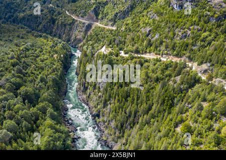 Futaleufu Fluss fließt in einer tiefen Schlucht, in der Nähe des Aussichtspunkts Mirador del Diablo, Bergstraße in steile Felswände gebaut, aus der Vogelperspektive, Patagonia, Chil Stockfoto