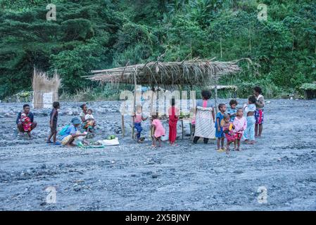 Indigene Aeta verkaufen Soursop am Mount Pinatubo, Zambales, Luzon, Philippinen Stockfoto