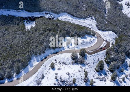 Bergpass hinunter zum Dorf Villa Cerro Castillo, aus der Vogelperspektive auf Serpentinen in schneebedeckter Landschaft, Parkplatz am Aussichtspunkt, Patagonien, Chile Stockfoto