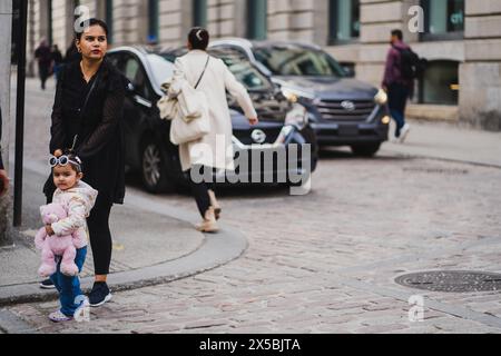 Mutter und Tochter laufen in montreal Stockfoto