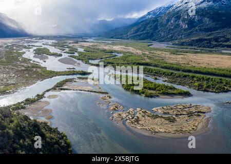 Die weit verzweigten Arme des Flusses Rio Ibanez, in der Nähe der Villa Cerro Castillo, aus der Vogelperspektive, schneebedeckte Berge im frühen Frühjahr, Patagonien, Chile Stockfoto