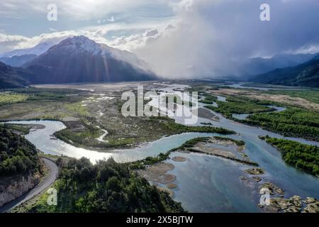 Die weit verzweigten Arme des Flusses Rio Ibanez, in der Nähe der Villa Cerro Castillo, aus der Vogelperspektive, schneebedeckte Berge im frühen Frühjahr, Patagonien, Chile Stockfoto