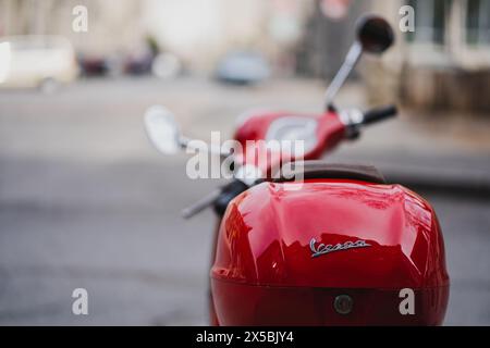 Red Vespa im Herzen von Old Port Montreal, Kanada, Quebec Stockfoto