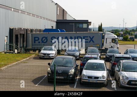 Lyon, Frankreich - 30. Mai 2023: Mehrere Autos werden ordentlich in Reihen auf einem Parkplatz geparkt, was ein ordnungsgemäßes Transport- und Logistikmanagement ermöglicht. Stockfoto