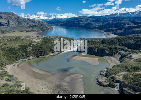 Wasserfall Salto del Rio Ibanez, in der Nähe des Dorfes Puerto Ingeniero Ibanez, Bergkette des Cerro Castillo im Rücken, Patagonien, Chile Stockfoto