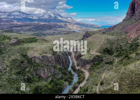 Schlucht des Flusses Rio Claro, Schotterstraße entlang des Flusses, Blick auf die Bergkette in Puerto Ingeniero Ibanez, Patagonien, Chile Stockfoto