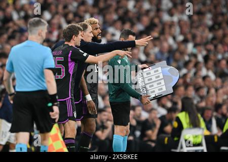 Madrid, Spanien. Mai 2024. Fußball: Champions League, Real Madrid - Bayern München, K.-o.-Runde, Halbfinale, zweites Leg, Santiago Bernabeu. Trainer Thomas Tuchel (3. V. l.) aus München gibt Anweisungen an Thomas Müller (2. V. l.) und Eric Maxim Choupo-Moting während der Substitution. Quelle: Peter Kneffel/dpa/Alamy Live News Stockfoto