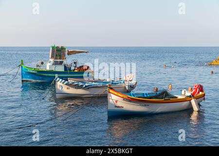 Blue Grotto, Malta - 22. August 2019: Kleine Vergnügungs- und Fischerboote legen an einem sonnigen Sommermorgen im Hafen von Blue Grotto an Stockfoto