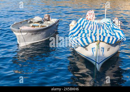 Blue Grotto, Malta - 22. August 2019: Kleine Fischerboote legen an einem sonnigen Sommertag in der Blue Grotto Bay an Stockfoto