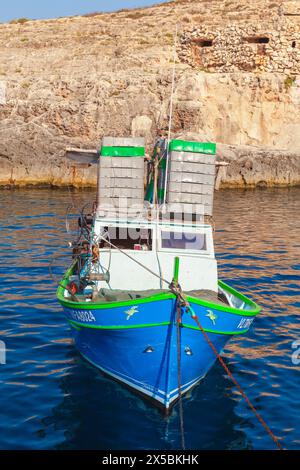 Blue Grotto, Malta - 22. August 2019: Ein kleines Fischerboot mit Fangkästen liegt an einem sonnigen Sommertag an der Blue Grotto Bay Stockfoto