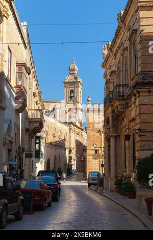 Mdina, Malta - 22. August 2019: Enge Straße von Mdina, befestigte Altstadt in der nördlichen Region Maltas. Vertikales Foto Stockfoto