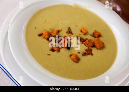 Gemüsesuppe mit Croutons Stockfoto