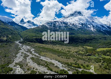 Die weit verzweigten Arme des Flusses Estero Parada, Mt. Cerro Castillo, aus der Vogelperspektive, schneebedeckte Berge im Frühjahr, Patagonien, Chile Stockfoto