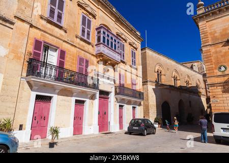 Mdina, Malta - 22. August 2019: Straßenblick auf St.. Pauls-Platz von Mdina, befestigte Altstadt von Malta. Die Leute laufen auf der Straße Stockfoto