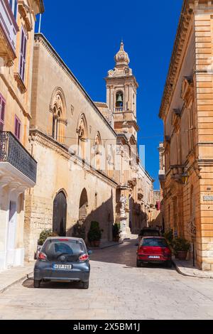 Mdina, Malta - 22. August 2019: Vertikales Foto mit schmaler Straßenansicht von Mdina, befestigter Altstadt in der nördlichen Region Maltas Stockfoto