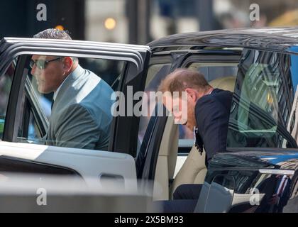 London, Großbritannien 8. Mai 2024 Prince Harry kommt an der St. Paul's Cathedral an, um an einer Gedenkfeier zum zehnten Jahrestag der Invictus Games teilzunehmen. Er wird draußen von jubelnden Menschenmassen begrüßt. Stockfoto