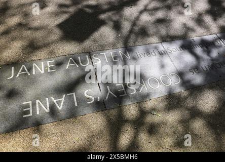 Die Schriftstellerin Jane Austen lebte zwischen 1806 und 1809 in Southampton und besuchte dort ein Internat. In Hampshire wird dies auf einem historischen Pfad gewürdigt. Stockfoto