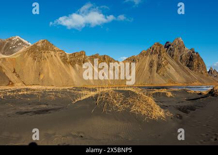 Vestrahorn felsige Berge in island, Stokksnes Strand, der wunderschöne skandinavische Landschaft bildet. Herrliche Landschaft mit berühmtem schwarzen Sandstrand, isländischer Natur an der Meeresküste. Stockfoto