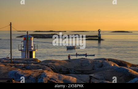 Zwei Personen Kajak in den Sonnenuntergang außerhalb Klåva, Hönö, der Schären von Göteborg, Schweden. Stockfoto