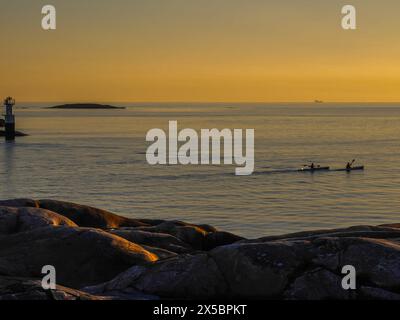 Zwei Personen Kajak in den Sonnenuntergang außerhalb Klåva, Hönö, der Schären von Göteborg, Schweden. Stockfoto