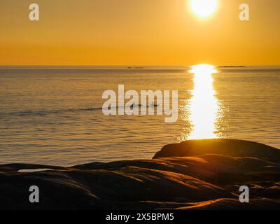 Zwei Personen Kajak in den Sonnenuntergang außerhalb Klåva, Hönö, der Schären von Göteborg, Schweden. Stockfoto