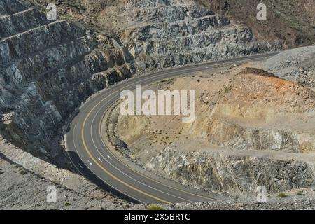 Blick von oben auf die kurvenreiche Autostraße, BergSerpentine. Eine gewundene ideale Straße im Hajar-Gebirge in den Vereinigten Arabischen Emiraten Stockfoto