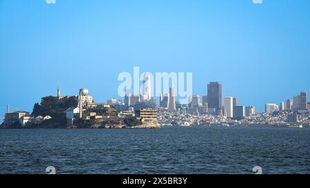 Alcatraz Island und San Francisco Skyline von einem Boot auf der Bucht aus gesehen Stockfoto