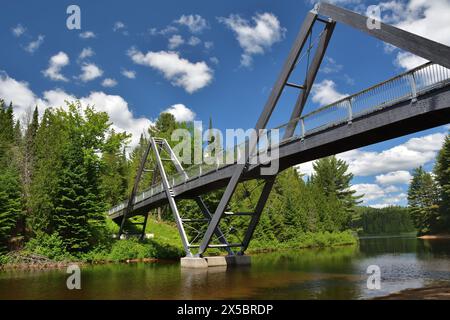 La Mauricie National Park berühmte Fußgängerbrücke über den Wapizagonke See an einem sonnigen Tag Stockfoto