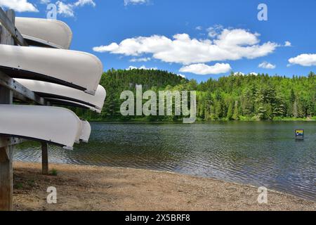 La Mauricie Nationalpark Wapizagonke See Kanu Verleih Station an einem sonnigen Tag. Kanu am Seeufer bereit zum Paddeln Stockfoto