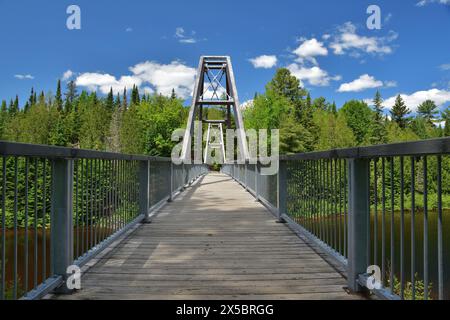 La Mauricie National Park berühmte Fußgängerbrücke über den Wapizagonke See an einem sonnigen Tag Stockfoto