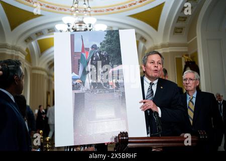 Washington, Usa. Mai 2024. Senator Steve Daines, R-MT, hält ein Poster einer Statue von George Washington aus der Nähe des pro-palästinensischen Lagers in der Nähe der George Washington University während einer Pressekonferenz nach einem wöchentlichen Mittagessen des Senats im US-Kapitol in Washington, DC am Mittwoch, den 8. Mai 2024. Foto: Bonnie Cash/UPI Credit: UPI/Alamy Live News Stockfoto