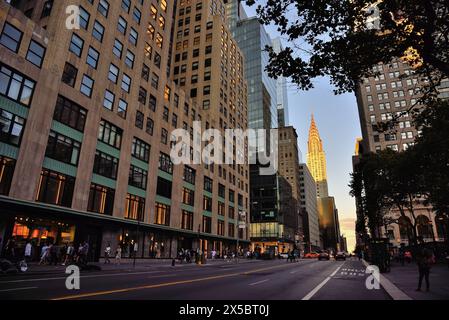 Das Chrysler Building von der West 42nd Street in der Nähe des Bryant Park at Sunset - Manhattan, New York City Stockfoto