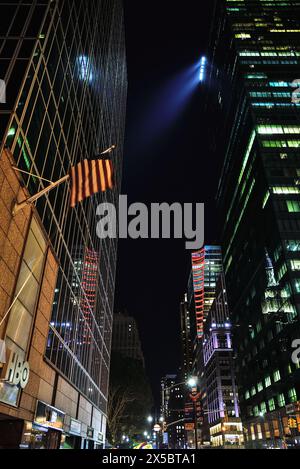 Niedrigwinkelblick auf die Gebäude auf der 6th Avenue bei Nacht - Manhattan, New York City Stockfoto